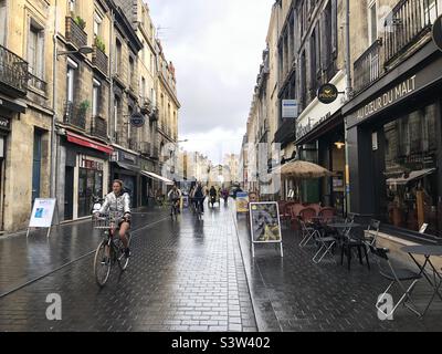 Una scena di strada Bordeaux poco prima di mezzogiorno, dopo una pioggia. Rue Georges Bonnac, Bordeaux, Francia. Novembre 2, 2021. Foto Stock