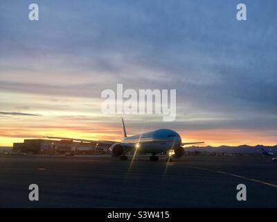 Air Cargo Boeing 777 coreano tassante a Dawn all'aeroporto internazionale di Anchorage Foto Stock