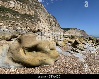 Strane formazioni rocciose su roccia a nore spiaggia Hastings Foto Stock