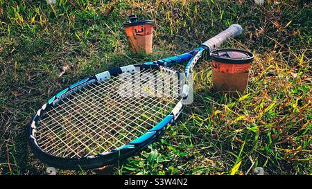 Racchetta da tennis e due caffè Foto Stock