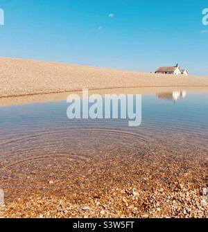 Acque calme a Shingle Street Lagoon a Suffolk, East Anglia, Inghilterra, Regno Unito. Foto Stock