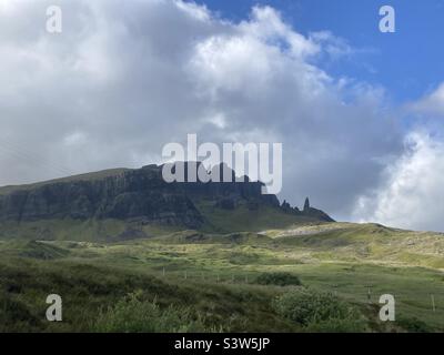 Altopiano scozzese. L'Old Man of Stor dell'Isola di Skye sullo sfondo Foto Stock