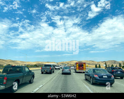 Viaggiando lungo l'autostrada 4 in California, USA occupato con auto sotto un cielo blu. Foto Stock