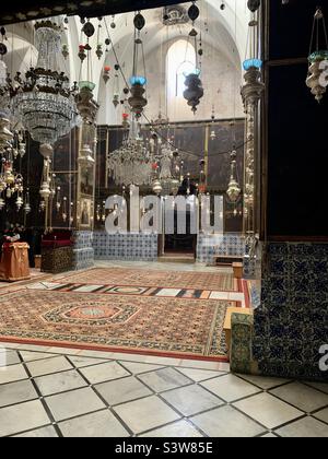 Lampade appese alla Cattedrale di San Giacomo, una chiesa armena ortodossa nella Città Vecchia di Gerusalemme Foto Stock