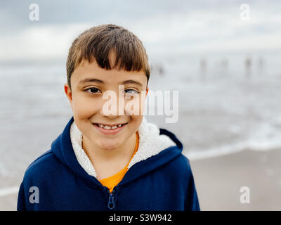 Ritratto di un bambino di nove anni al mare. Foto Stock