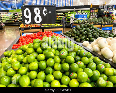 Frutta e verdura fresca in vendita in un supermercato in California, USA Foto Stock