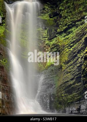 Sgwd Enion Gam, (la cascata dell'incudine storta) Afon Pyrddin, Galles Foto Stock