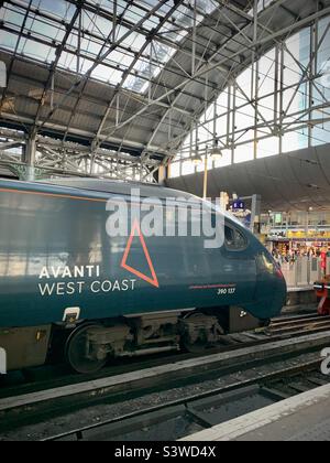 Avanti West Coast treno sulla piattaforma di Manchester Piccadilly. Ritardi e interruzioni delle ferrovie. Scioperi ferroviari. Disputa salariale Foto Stock