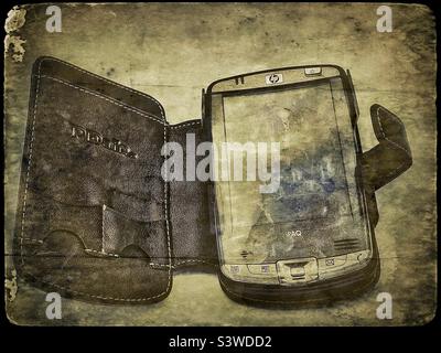 Un vecchio e obsoleto PDA Hewlett-Packard (Personal Digital Assistant), un modello IPAQ, che è stato sostituito dallo smartphone. La foto è stata digitalmente "invecchiata" per rappresentare questa tecnologia obsoleta. Foto Stock