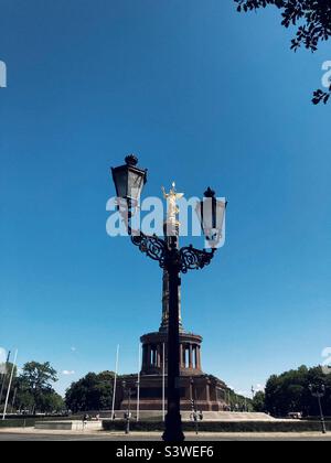 Siegessäule (colonna della Vittoria) dietro un lampione, Berlino, Germania Foto Stock