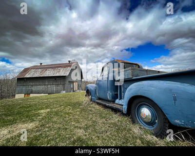 Old Chevy pick e fienile. Foto Stock