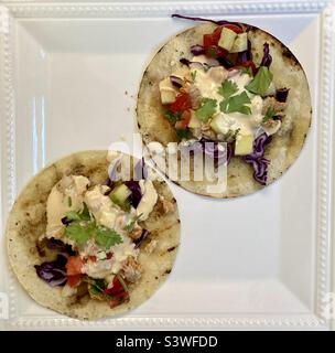Tacos di pesce alla griglia con salsa di lime piccante e coriandolo fresco. Foto Stock