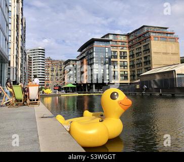 Una grande anatra gonfiabile gialla sull'acqua nel bacino di Paddington a Londra Foto Stock