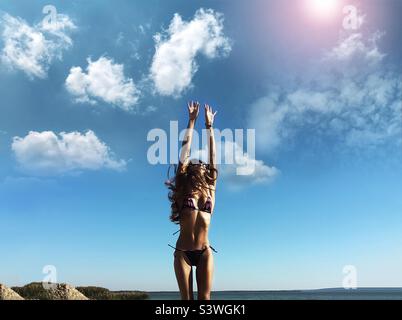 Giovane donna in costume da bagno Foto Stock