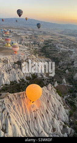 Ballon ad aria calda che risplana nell'alba della Cappadocia Foto Stock