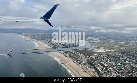 Vista dall'aereo di linea commerciale, poco dopo il decollo da LAX, sorvolando l'Oceano Pacifico e facendo banca verso Los Angeles, con l'ala dell'aereo visibile Foto Stock