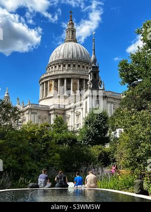 Cattedrale di San Paolo vista dal giardino di riflessione a Londra, Inghilterra Foto Stock