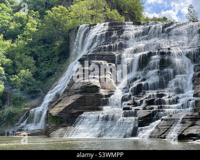 Il Fall Creek cade sulle cascate di Ithaca, sulla strada per il lago Cayuga, nella splendida regione dei Finger Lakes di New York. Foto Stock