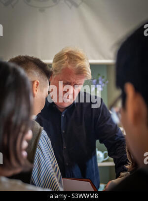 Earl Spencer ad un libro che firma in Althorp House Foto Stock