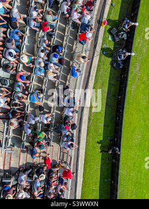 Spettatori che guardano il cricket Foto Stock