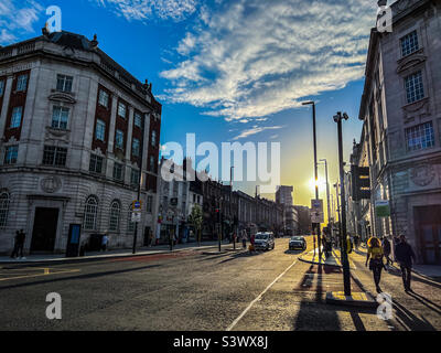 Vista della Headrow nel centro di Leeds al tramonto Foto Stock