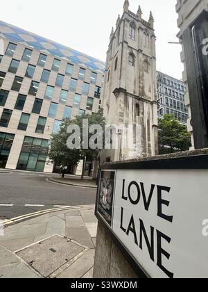 Love Lane nella città di Londra guardando verso la torre di St Alban, i resti della chiesa di St Alban. Foto Stock