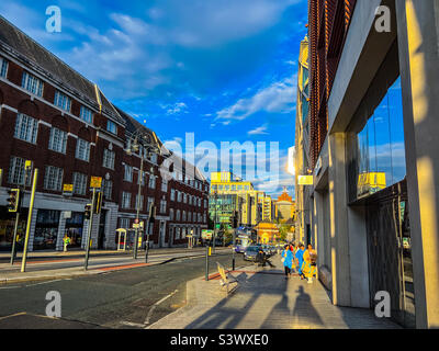 The Headrow nel centro di Leeds al tramonto Foto Stock