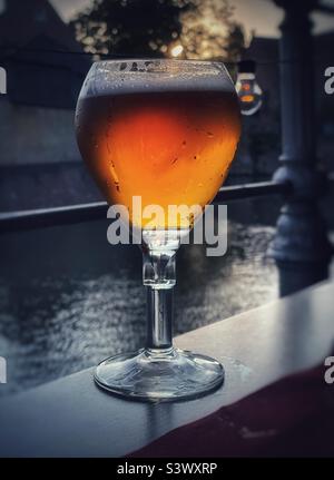 Un bicchiere di birra belga fredda su un tavolo da ristorante sul mare a Bruges, Belgio, agosto. Foto Stock
