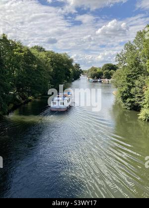 Grande barca sul Tamigi in estate Foto Stock