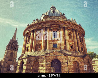 Un'immagine creativa del Radcliffe Camera Building a Oxford, Inghilterra. Questa struttura circolare è utilizzata come biblioteca e area di lettura dagli studenti dell'Università di Oxford. Foto ©️ COLIN HOSKINS. Foto Stock