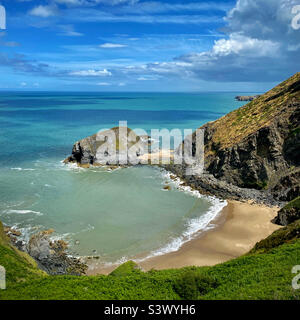 Una spiaggia appartata sul sentiero della Costa Ceredigion 2km km ad ovest di Llangrannog in Galles. Questa insenatura incontaminata può essere raggiunta solo in barca o scendendo una piccola scogliera Foto Stock