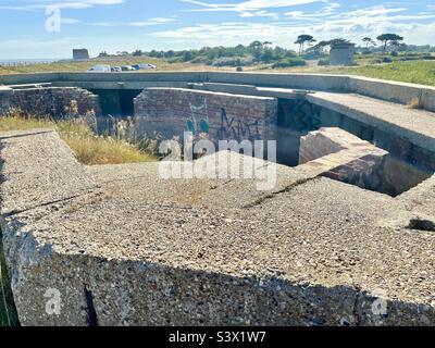 Bunker della Guerra Mondiale 2 con Torre martello e Torre di osservazione sullo sfondo - East Lane, Bawdsey, Suffolk Coast, Inghilterra, Regno Unito. Foto Stock