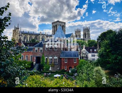 Vista della cattedrale di York dalle mura della città che si affaccia sull'edificio del tesoro e sul Greys Court Hotel Foto Stock