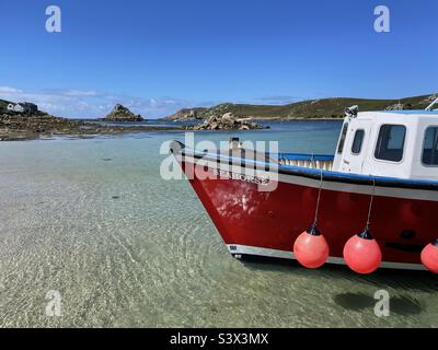 Barca passeggeri ormeggiata all'isola di Bryher. Bryher, Isole di Scilly, Cornovaglia, Inghilterra, Regno Unito Foto Stock