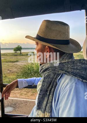 Uomo che guarda fuori da un safari mattutino in jeep tour nel parco nazionale Yala dello Sri lanka Foto Stock