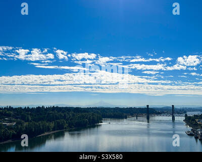 Il fiume Willamette e il monte Hood come visto dal St. John's Bridge a Portland, Oregon, il 22 agosto 2022. Foto Stock