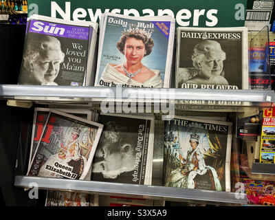 La regina Elisabetta II è scomparsa il 8th settembre 2022. Una selezione di giornali britannici in vendita il 9th settembre 2022 che riportano la triste notizia. Foto ©️ COLIN HOSKINS. Foto Stock