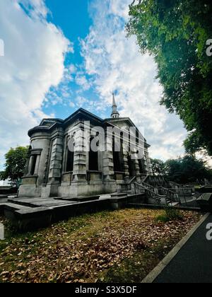 La chiesa parrocchiale di San Paolo, Deptford. Progettata da Thomas Archer in seguito a una legge del 1711 per la costruzione di nuove chiese a Londra e nei suoi sobborghi in crescita, è una “Chiesa della Regina Anna”. Vista laterale elencata Grade I. Foto Stock