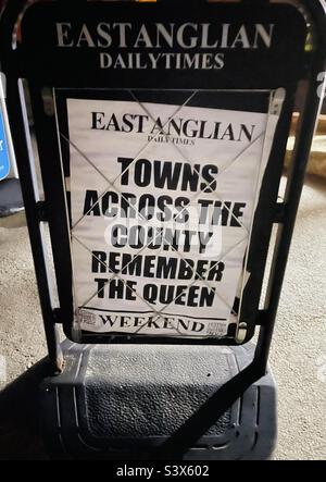 Edicola dell'East Anglian Daily Times - le città di tutta la contea ricordano la regina. East Anglia, Suffolk, Inghilterra, Regno Unito. Sabato 10th settembre 2022, il giorno dopo la morte della Regina Elisabetta II. Foto Stock