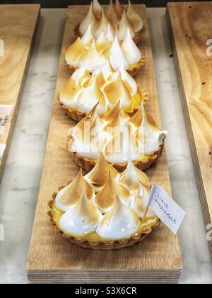 Lime Meringue nella finestra del panificio Foto Stock