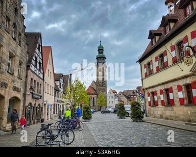 Chiesa luterana medievale “Johanniskirche” sulla Piazza del mercato Vecchio con le case tradizionali della Franconia a Lauf an der Pegnitz, Germania. Foto Stock