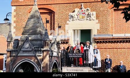 Il Sindaco di Woodbridge ha letto il proclama di adesione di Re Carlo III, 11th settembre 2022. Shire Hall, Woodbridge, Suffolk, Inghilterra, Regno Unito. Foto Stock