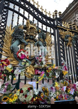 Tributi floreali, lettere e foto a Buckingham Palace per rendere omaggio alla morte della Regina Elisabetta II. 11th settembre 2022, Londra. Foto Stock