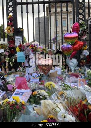 Tributi floreali, lettere, palloncini e foto a Buckingham Palace per rendere omaggio alla morte della regina Elisabetta II. 11th settembre 2022, Londra. Foto Stock