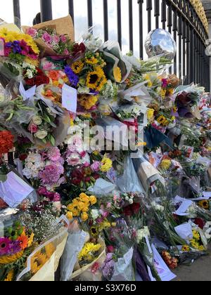 Muro di tributi floreali, lettere, palloncini e foto a Buckingham Palace per rendere omaggio alla morte della regina Elisabetta II. 11th settembre 2022, Londra. Foto Stock