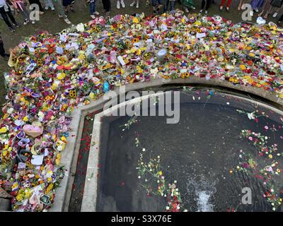 Tributi floreali, lettere, palloncini e foto presso una fontana fuori Buckingham Palace per rendere omaggio alla morte della regina Elisabetta II. 11th settembre 2022, Londra. Foto Stock