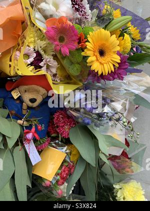 Tributi floreali, lettere, Paddington sopportano alle porte di Buckingham Palace per rendere omaggio alla morte della Regina Elisabetta II. 11th settembre 2022, Londra. Foto Stock