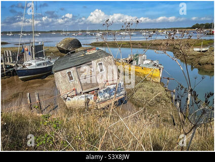 Barche sulle rive del fango vicino Felixstowe traghetto, Suffolk Foto Stock