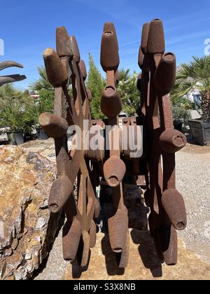 Un enorme attrezzo agricolo arrugginito Foto Stock