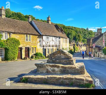 Centro del villaggio di Castle Combe nel Cotswolds, Wiltshire guardando giù per la strada oltre la scalinata di pietra Foto Stock